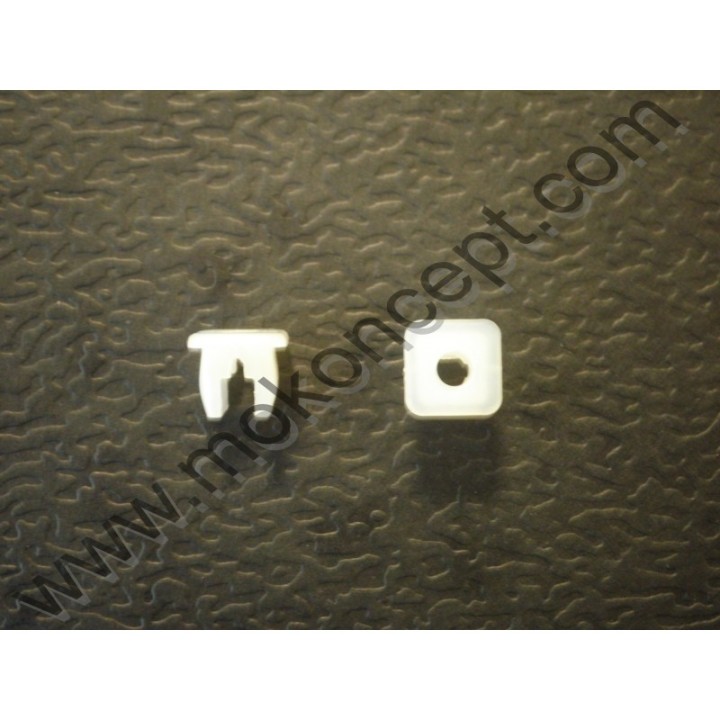 Agrafe fixation calandre