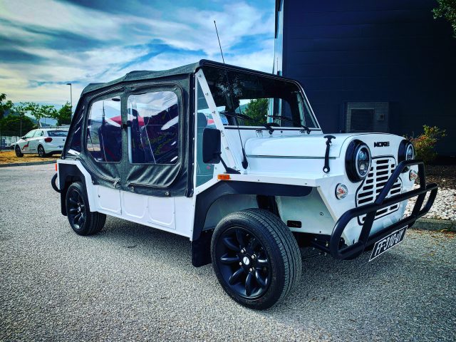 Mini moke blanche